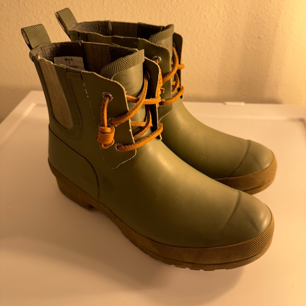 Women’s sperry boots - rain boots
